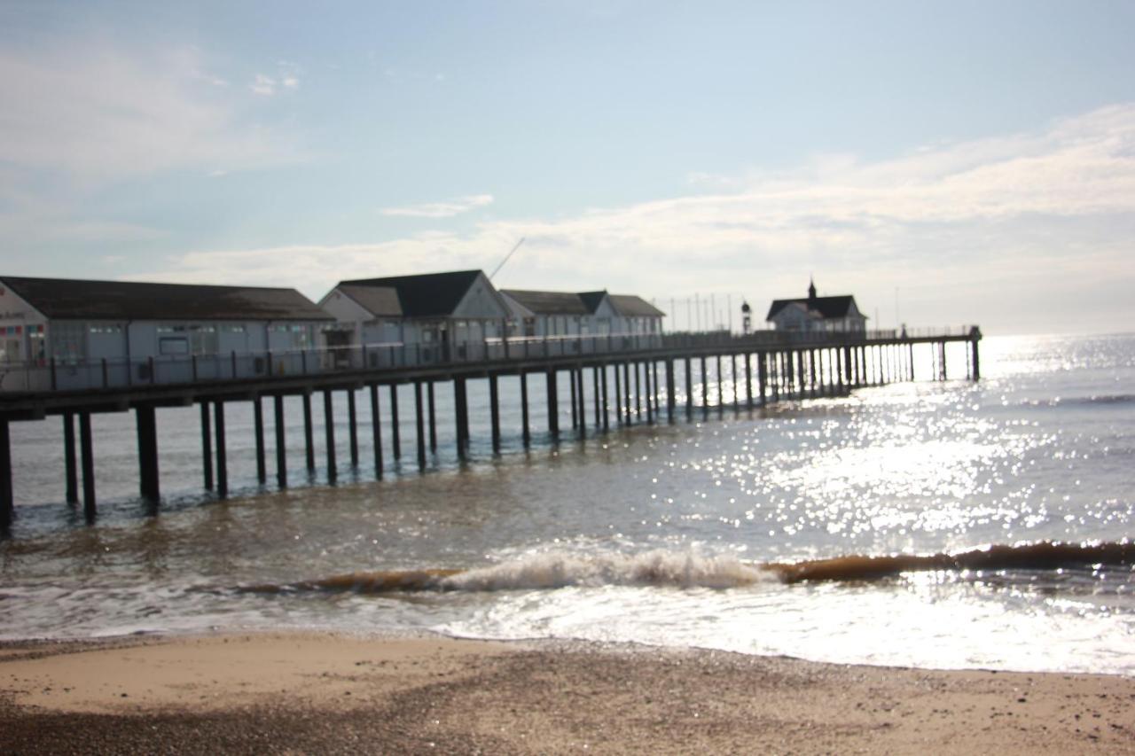 Romantic Flint Cottage On The Suffolk Coast Саксмъндам Екстериор снимка